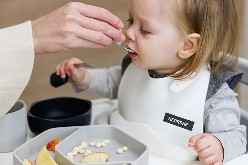 haklappar som fångar matdetalj-1